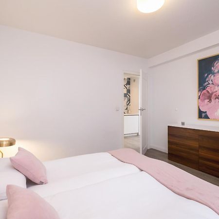 Blue And Green Apartment With Bright Pink Bedroom In Krakow By Noclegi Renters Екстер'єр фото