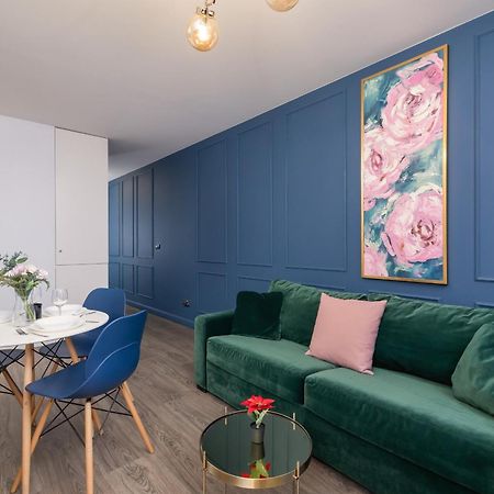 Blue And Green Apartment With Bright Pink Bedroom In Krakow By Noclegi Renters Екстер'єр фото