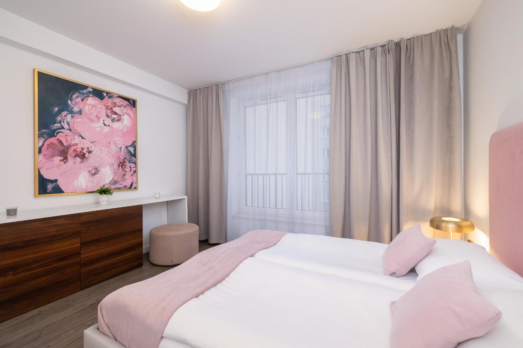 Blue And Green Apartment With Bright Pink Bedroom In Krakow By Noclegi Renters Екстер'єр фото