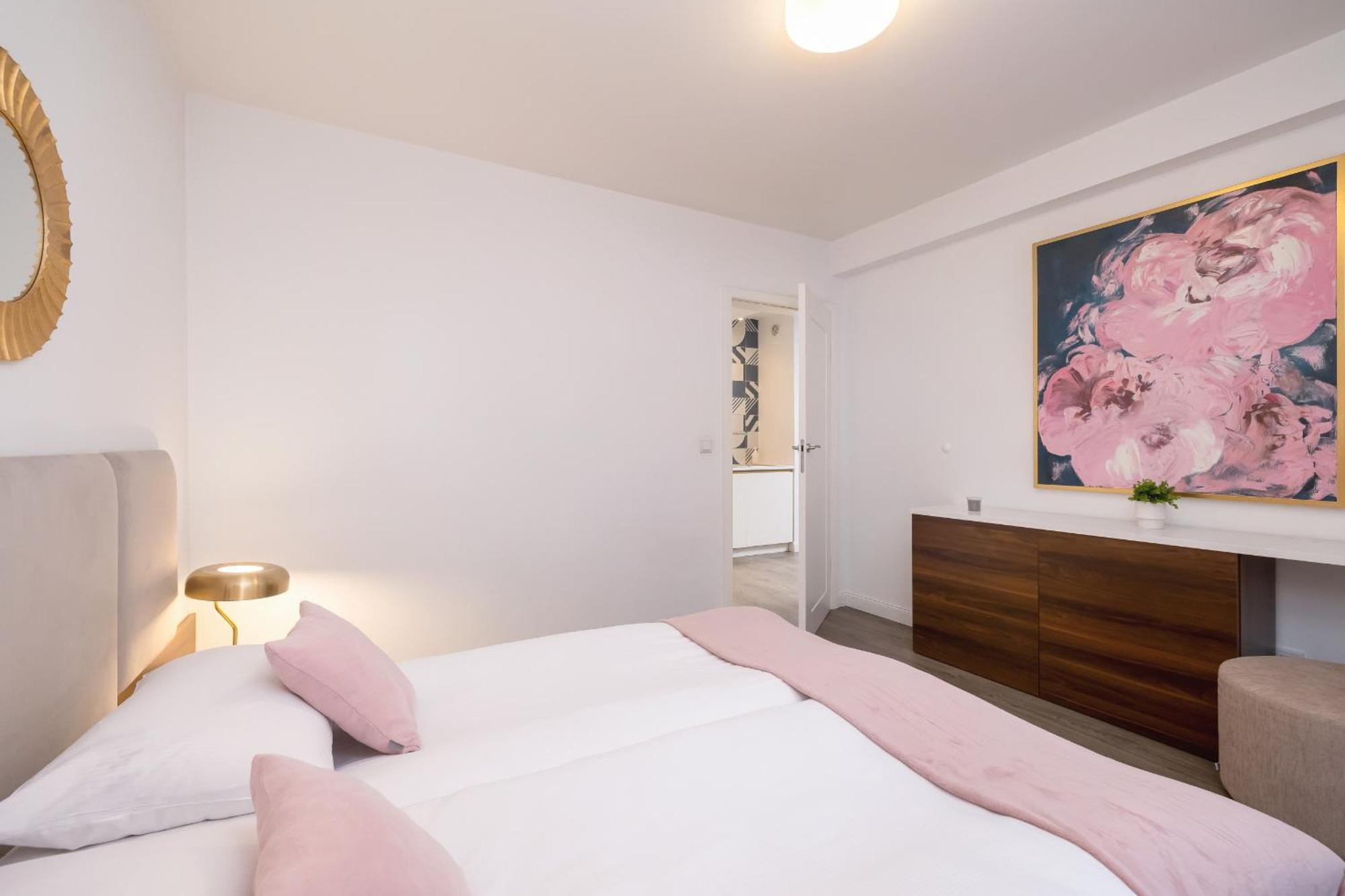 Blue And Green Apartment With Bright Pink Bedroom In Krakow By Noclegi Renters Екстер'єр фото