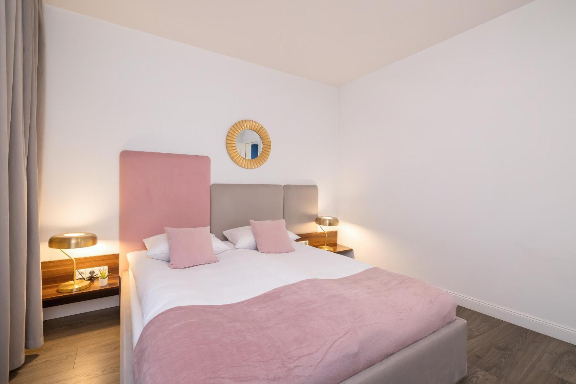 Blue And Green Apartment With Bright Pink Bedroom In Krakow By Noclegi Renters Екстер'єр фото