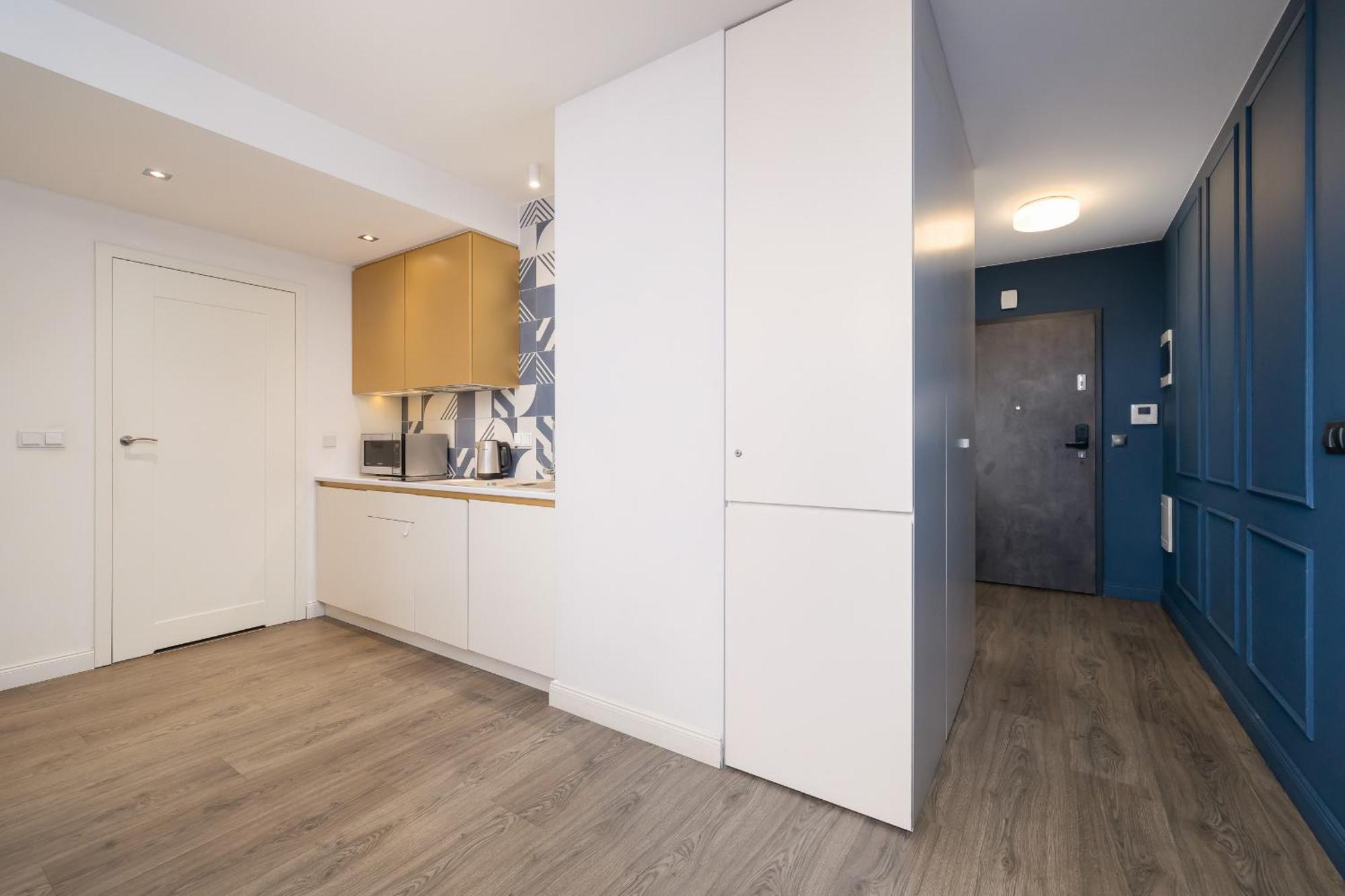 Blue And Green Apartment With Bright Pink Bedroom In Krakow By Noclegi Renters Екстер'єр фото