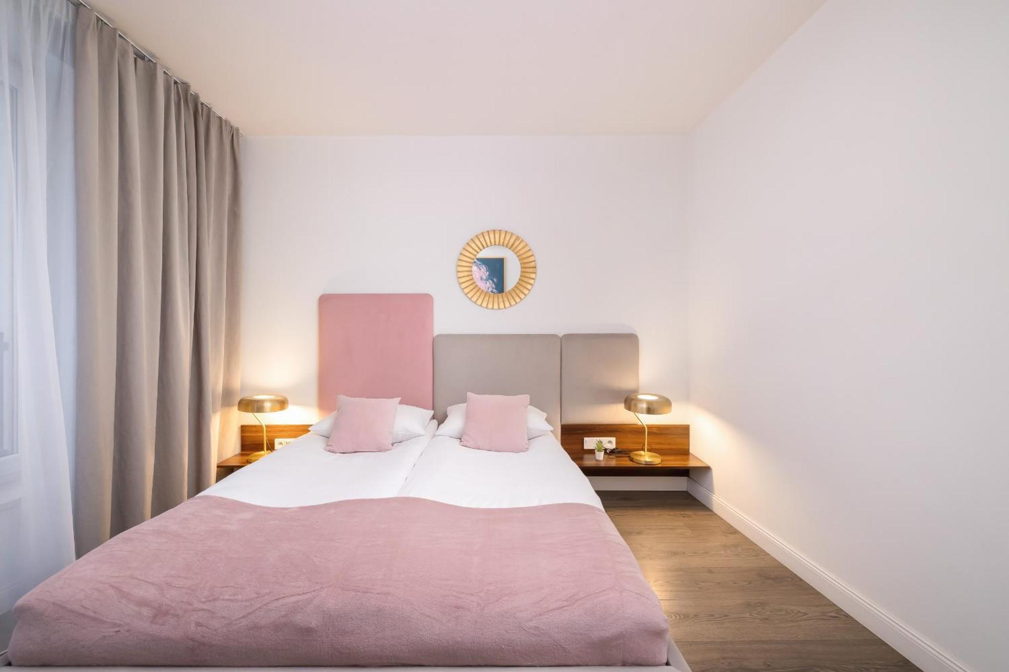 Blue And Green Apartment With Bright Pink Bedroom In Krakow By Noclegi Renters Екстер'єр фото