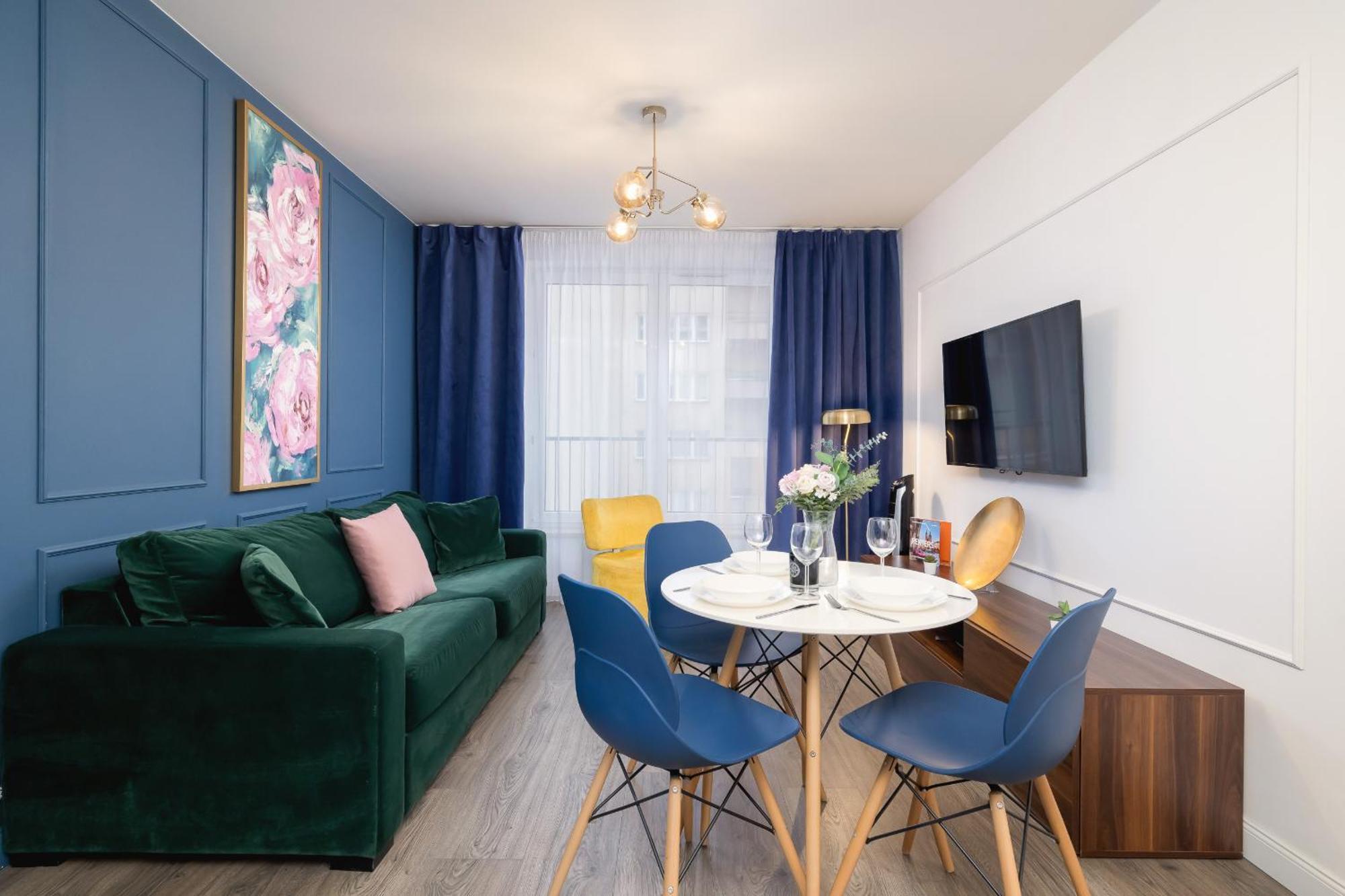 Blue And Green Apartment With Bright Pink Bedroom In Krakow By Noclegi Renters Екстер'єр фото