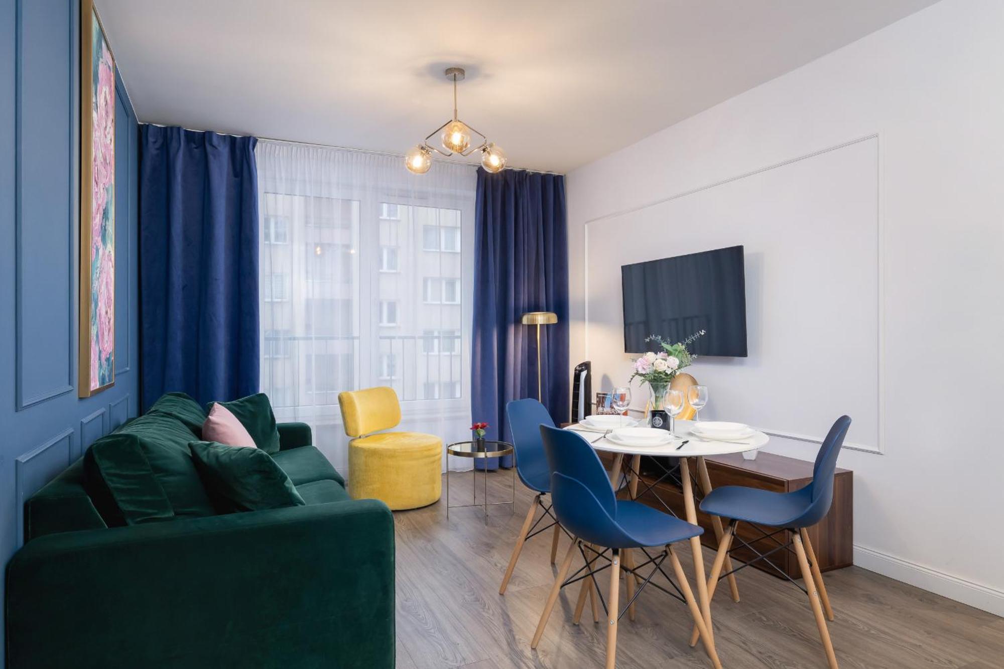 Blue And Green Apartment With Bright Pink Bedroom In Krakow By Noclegi Renters Екстер'єр фото