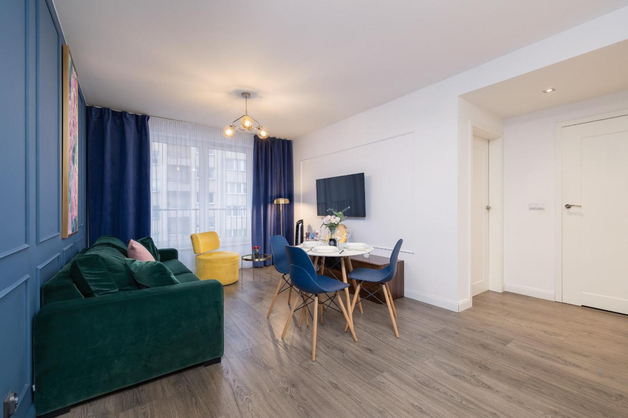 Blue And Green Apartment With Bright Pink Bedroom In Krakow By Noclegi Renters Екстер'єр фото