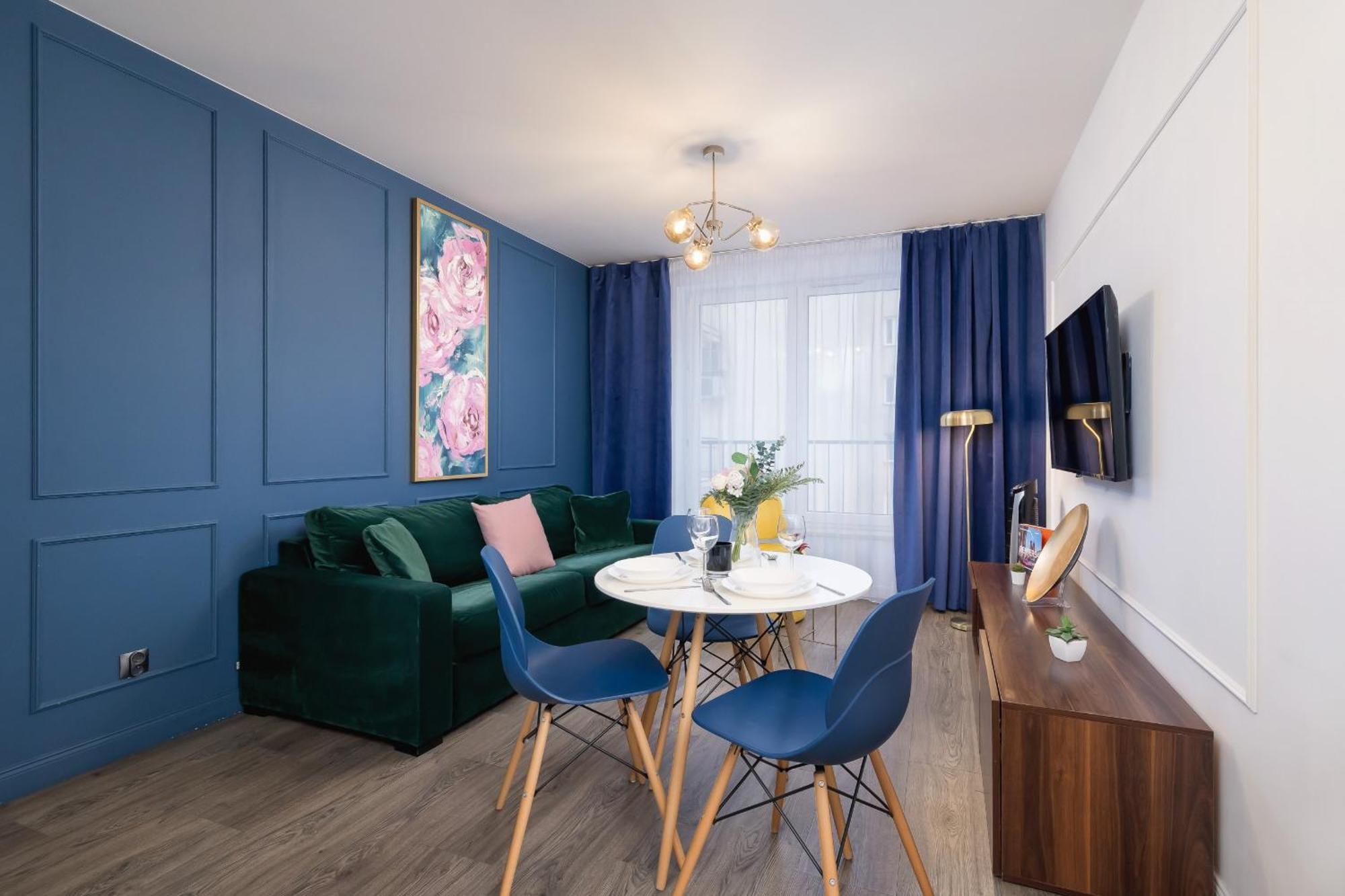 Blue And Green Apartment With Bright Pink Bedroom In Krakow By Noclegi Renters Екстер'єр фото