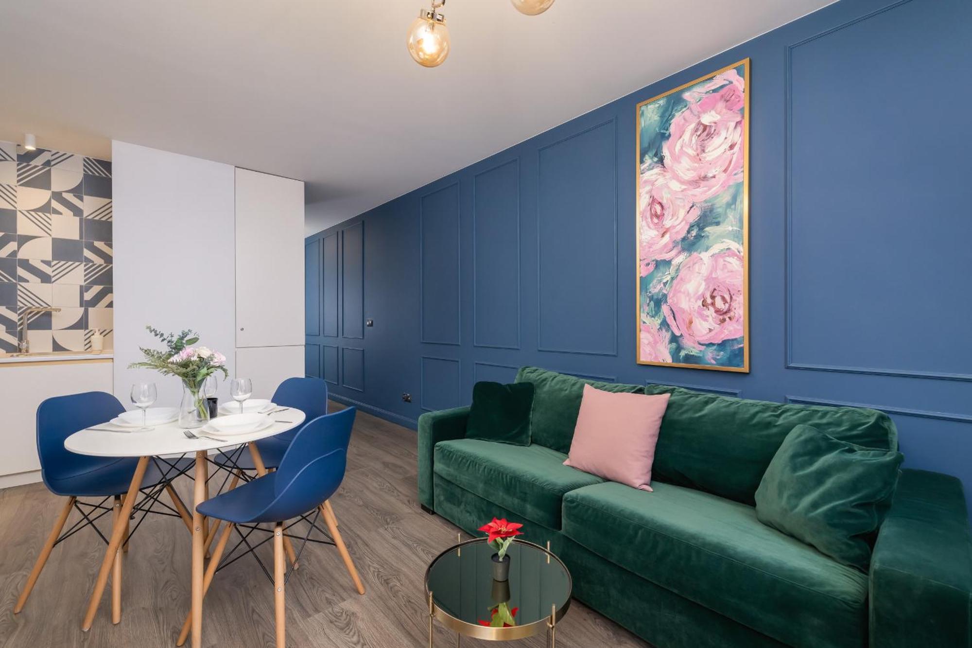 Blue And Green Apartment With Bright Pink Bedroom In Krakow By Noclegi Renters Екстер'єр фото